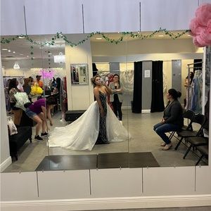 I’m selling this beautiful prom dress!